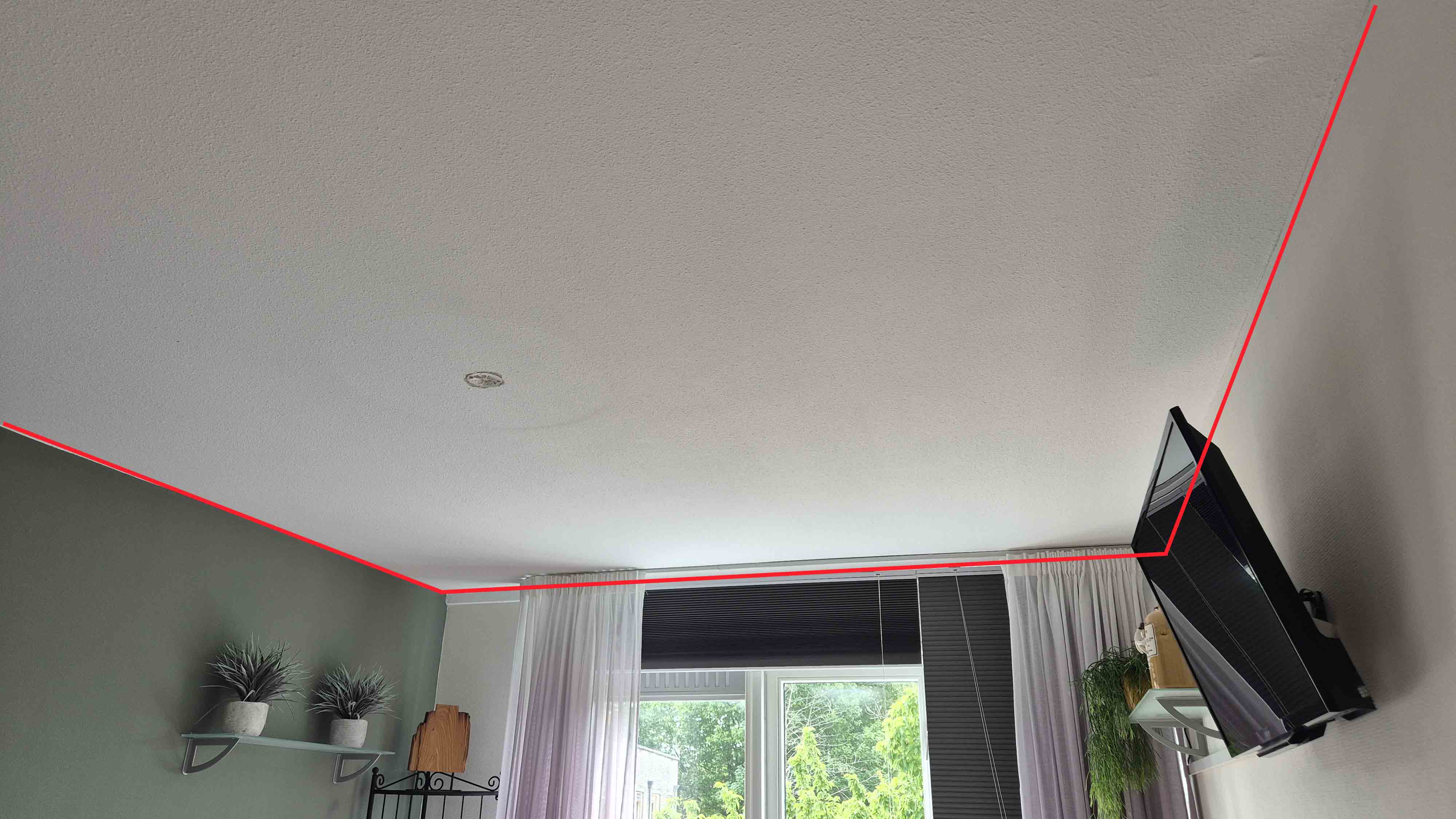 Overzichtsfoto van het beschadigde plafond vanuit de eerste hoek