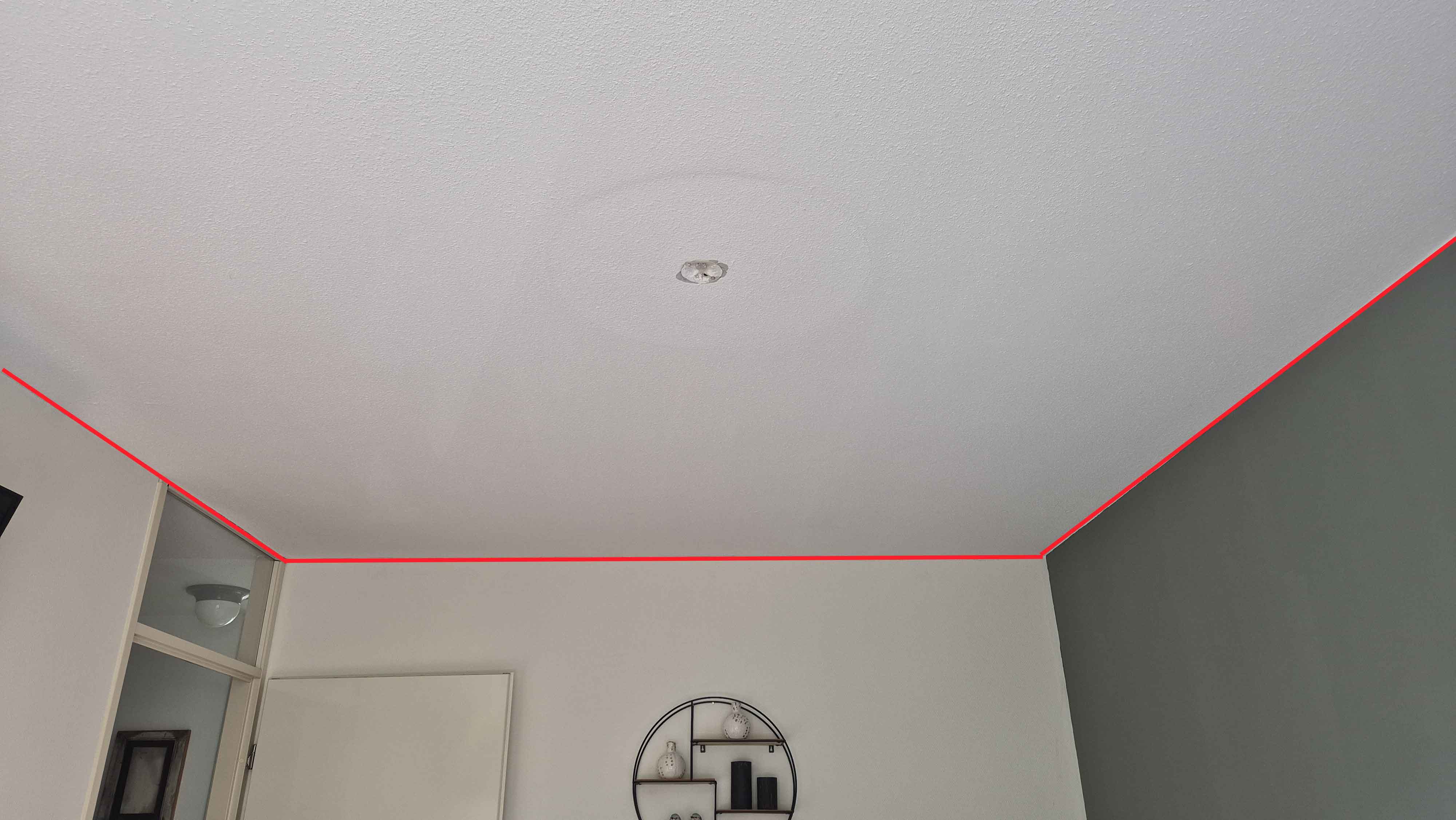 Overzichtsfoto van het beschadigde plafond vanuit een tweede hoek