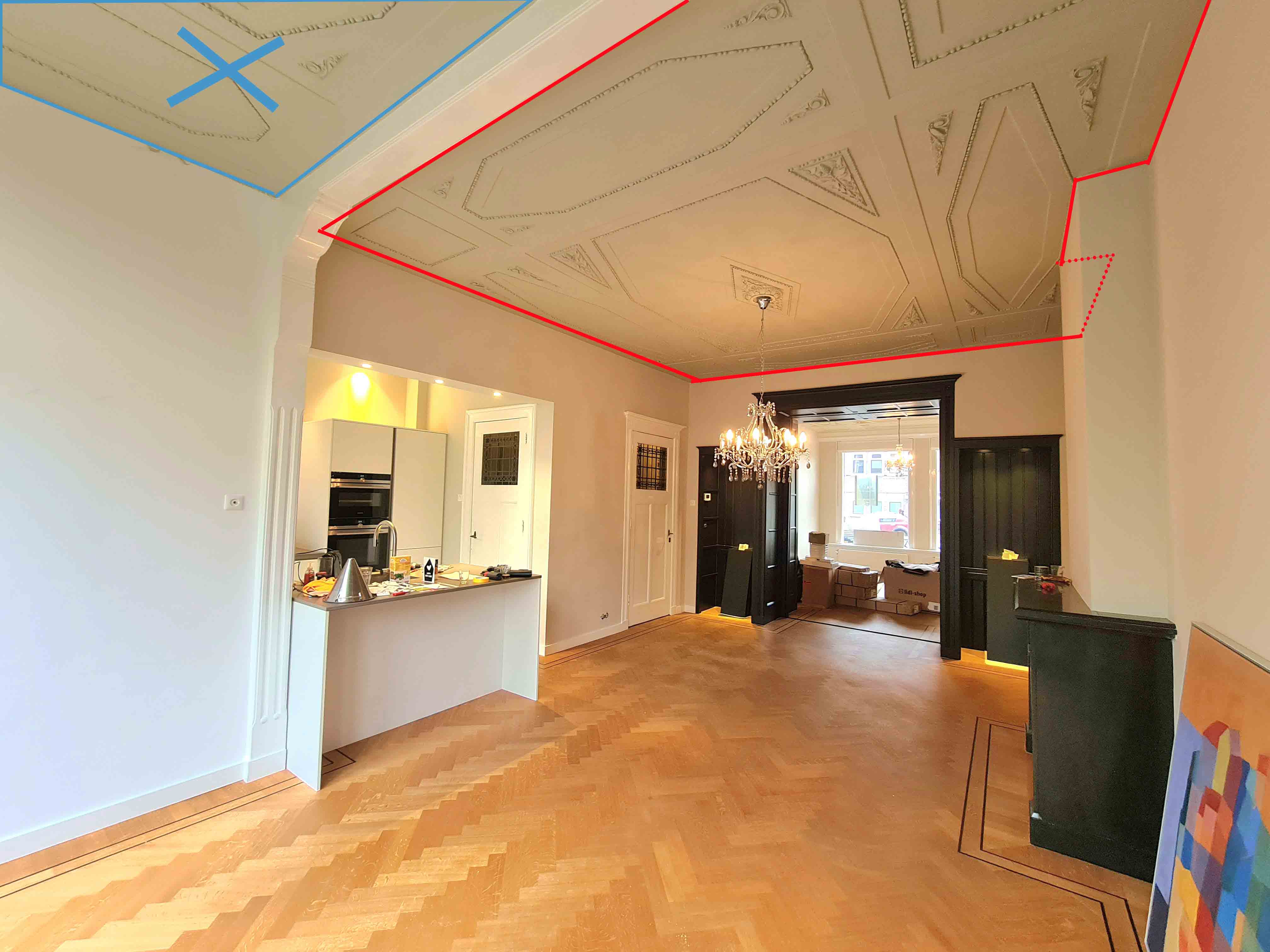 Plafond met rode lijnen rond het te meten vlak en blauwe lijnen rond het aangrenzende vlak dat u niet meet